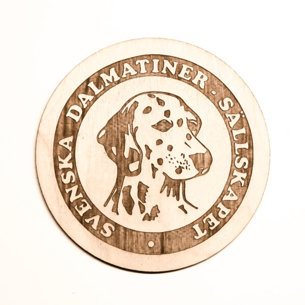 Glasunderlägg i trä med ingraverad logo: Svenska Dalmatiner Sällskapet